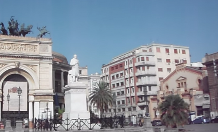 Palermo, aree pedonali: barriere antisfondamento con piante e graffiti